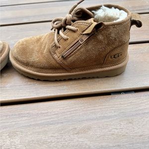 Big kids Ugg low laced boot size 3
